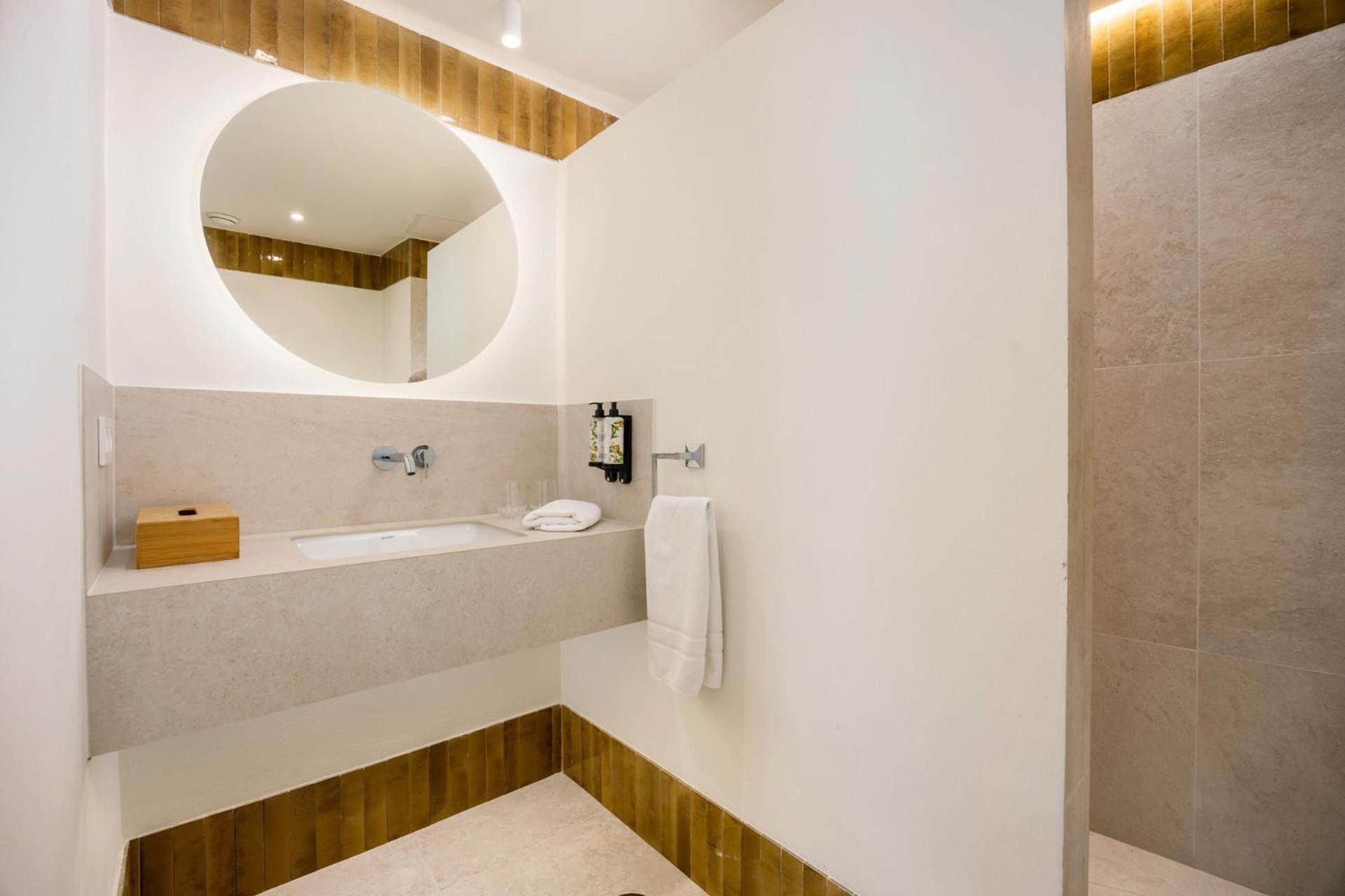 Aristoy Hotel